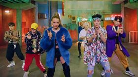 SJ特別與美洲當紅的拉丁語系漂亮寶貝Leslie Grace和知名音樂人Play N Skillz共同詮釋歌曲。（圖／翻攝自Youtube）