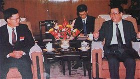 李鵬承諾也推翻　吳思鍾：惠台不如守誠信西陵集團董事長吳思鍾（左1）90年代曾獲前中國總理李鵬（右1）邀請赴陸投資，隨後卻遭強徵用地以致血本無歸。對於陸方最近推出對台31項政策，吳思鍾說，與其「惠台」，還不如遵守承諾。（吳思鍾提供）中央社記者繆宗翰傳真　107年6月1日