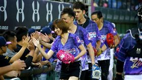 ▲北七樂團受邀到桃園青埔球場開唱開球，擔任鍵盤手王瞳與選手擊掌。（圖／取自Lamigo粉絲團）