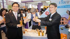 力推觀光　曼谷舉辦再遊台灣嘉年華為推廣台灣觀光，吸引泰國民眾前往，中華民國駐泰國代表童振源（左），1日也在現場幫忙推銷。中央社記者劉得倉曼谷攝　107年6月1日