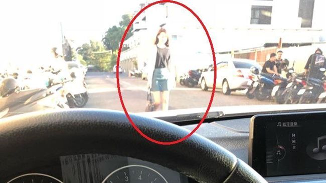 把路人認成女友　傻男叫她上車糗爆了