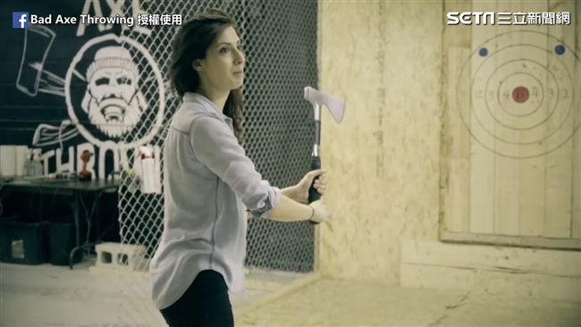壓力大到想砍人！斧頭酒吧讓你盡情砍
