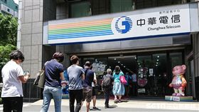 中華電信推出母親節499吃到飽方案，民眾排隊申辦。 （圖／記者林敬旻攝）