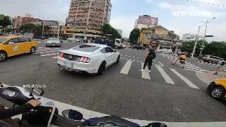 福特野馬壓斑馬線　正義哥霸氣怒嗆