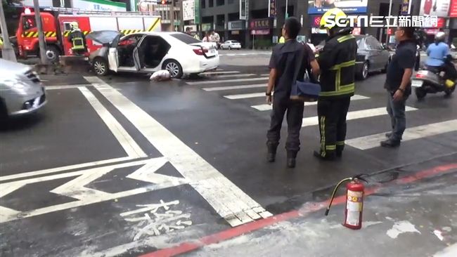 無照自撞分隔島起火　男女跳車逃命