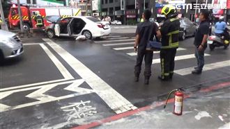 無照自撞分隔島起火　男女跳車逃命