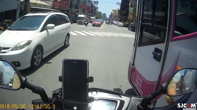 遊覽車奪命式左轉　騎士遭逼車狂擠