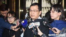 羅智強前往地檢署控告總統蔡英文「公務員登載不實罪」。 圖／記者林敬旻攝