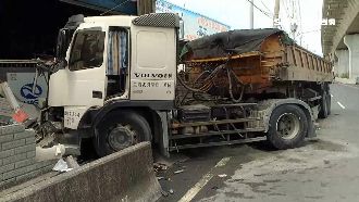 聯結車滿載砂石　疑爆胎失控撞進工廠