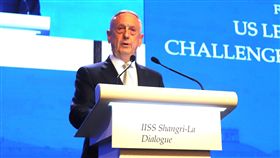 美防長指美國堅定承諾與台灣合作美國防長馬提斯（圖）2日在香格里拉對話發表演說，除提及印太戰略外，也提到美國仍堅定承諾與台灣合作，依據台灣關係法，提供必要與防衛相關的設施。中央社記者黃自強新加坡攝  107年6月2日
