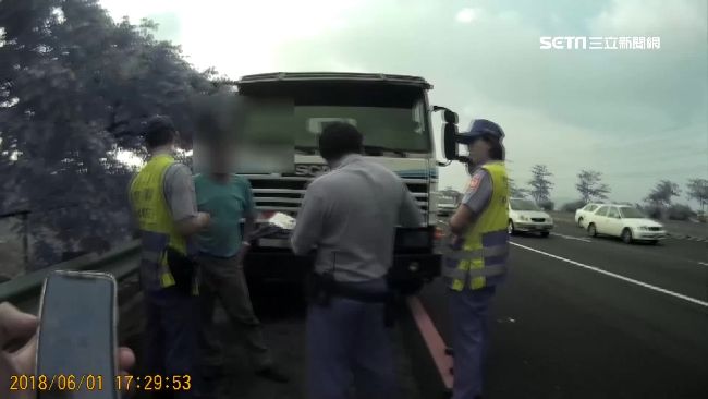 超載不停落跑　勇警騎機車追上國道