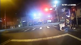 婦深夜機車拋錨　暖警代墊車資助返家