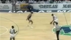 Derek Harper在1984年犯下同樣錯誤（圖／翻攝自YouTube）