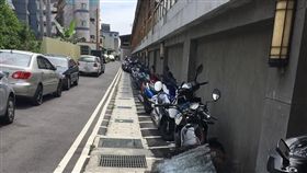 有停車格卻不停　一張圖看出人民素質　圖／新竹爆料公社