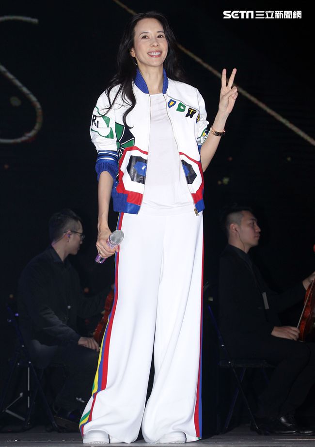 莫文蔚「hito流行音樂獎」表演彩排，這天正是Karen生日粉絲送上蛋糕及祝福，讓Karen度過難忘的生日。（記者邱榮吉/攝影） 