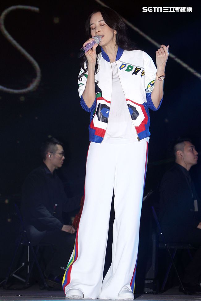 莫文蔚「hito流行音樂獎」表演彩排，這天正是Karen生日粉絲送上蛋糕及祝福，讓Karen度過難忘的生日。（記者邱榮吉/攝影） 