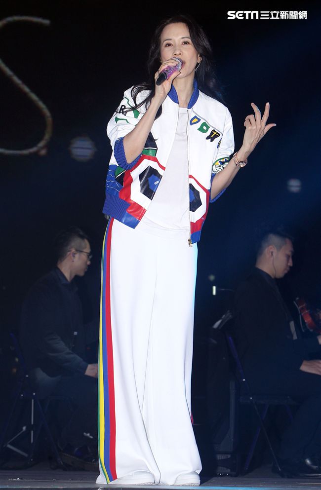 莫文蔚「hito流行音樂獎」表演彩排，這天正是Karen生日粉絲送上蛋糕及祝福，讓Karen度過難忘的生日。（記者邱榮吉/攝影） 