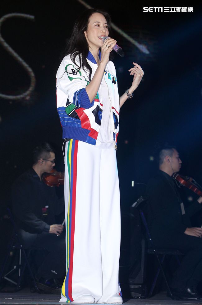 莫文蔚「hito流行音樂獎」表演彩排，這天正是Karen生日粉絲送上蛋糕及祝福，讓Karen度過難忘的生日。（記者邱榮吉/攝影） 