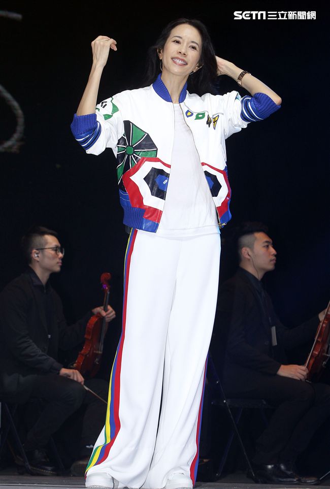 莫文蔚「hito流行音樂獎」表演彩排，這天正是Karen生日粉絲送上蛋糕及祝福，讓Karen度過難忘的生日。（記者邱榮吉/攝影） 