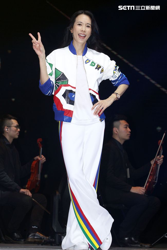 莫文蔚「hito流行音樂獎」表演彩排，這天正是Karen生日粉絲送上蛋糕及祝福，讓Karen度過難忘的生日。（記者邱榮吉/攝影） 