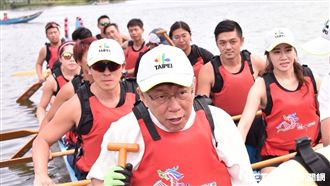 端午前體驗滑龍舟！柯又被正妹搶鏡