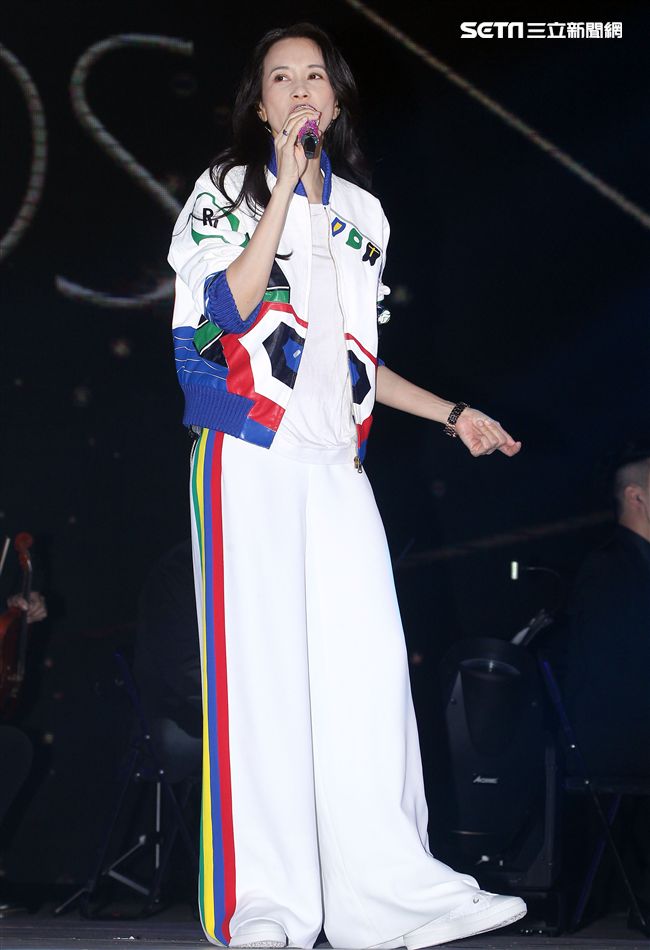 莫文蔚「hito流行音樂獎」表演彩排，這天正是Karen生日粉絲送上蛋糕及祝福，讓Karen度過難忘的生日。（記者邱榮吉/攝影） 