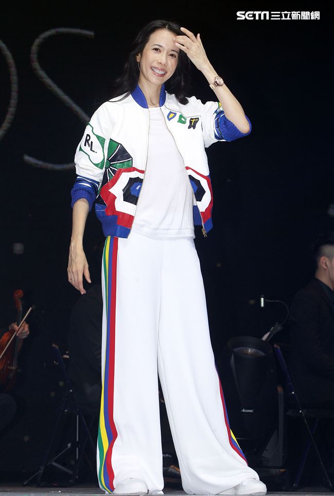 莫文蔚「hito流行音樂獎」表演彩排，這天正是Karen生日粉絲送上蛋糕及祝福，讓Karen度過難忘的生日。（記者邱榮吉/攝影） 