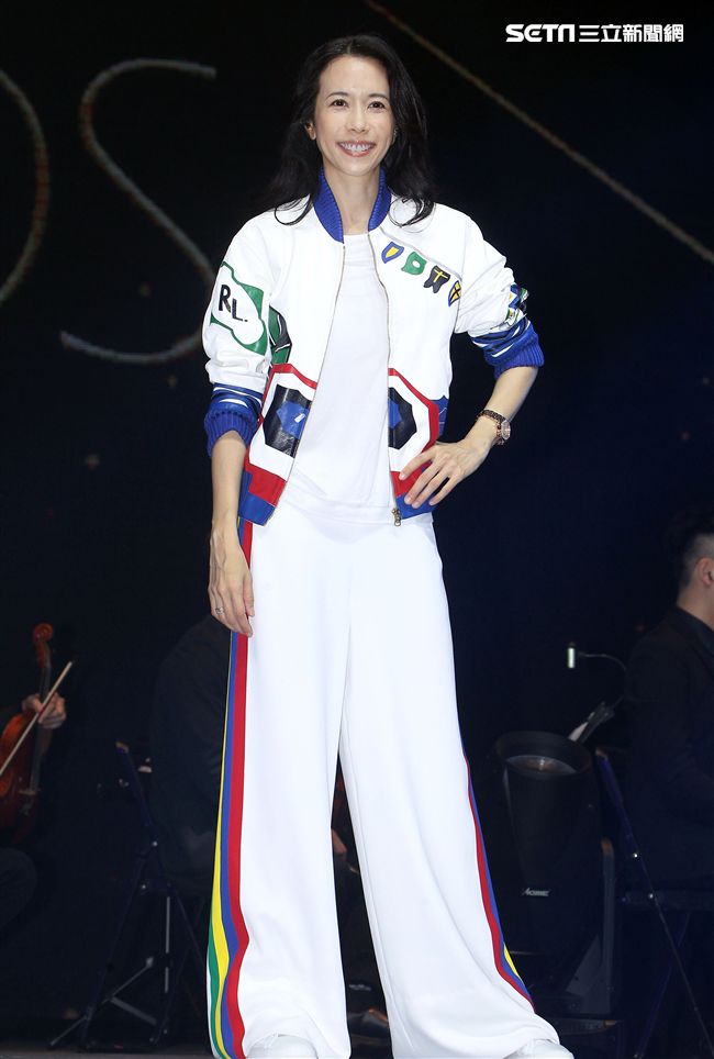 莫文蔚「hito流行音樂獎」表演彩排，這天正是Karen生日粉絲送上蛋糕及祝福，讓Karen度過難忘的生日。（記者邱榮吉/攝影） 