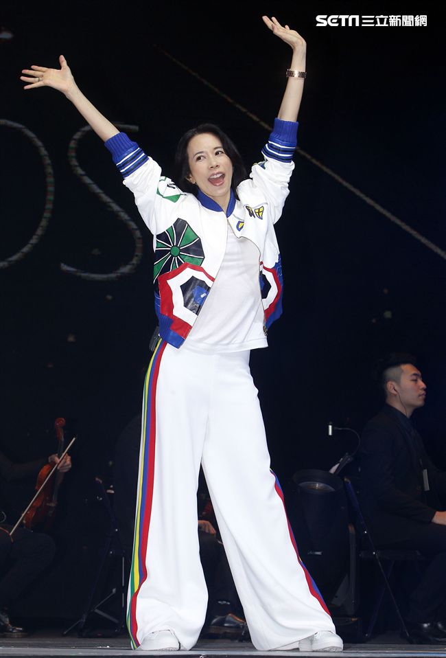 莫文蔚「hito流行音樂獎」表演彩排，這天正是Karen生日粉絲送上蛋糕及祝福，讓Karen度過難忘的生日。（記者邱榮吉/攝影） 