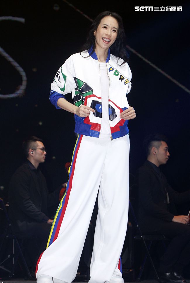 莫文蔚「hito流行音樂獎」表演彩排，這天正是Karen生日粉絲送上蛋糕及祝福，讓Karen度過難忘的生日。（記者邱榮吉/攝影） 