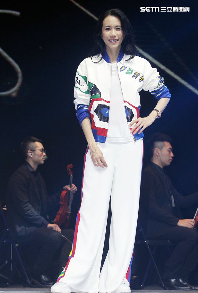 莫文蔚「hito流行音樂獎」表演彩排，這天正是Karen生日粉絲送上蛋糕及祝福，讓Karen度過難忘的生日。（記者邱榮吉/攝影） 