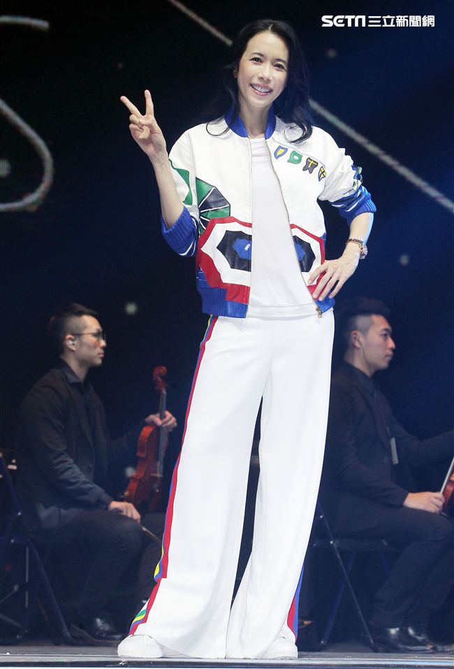 莫文蔚「hito流行音樂獎」表演彩排，這天正是Karen生日粉絲送上蛋糕及祝福，讓Karen度過難忘的生日。（記者邱榮吉/攝影） 