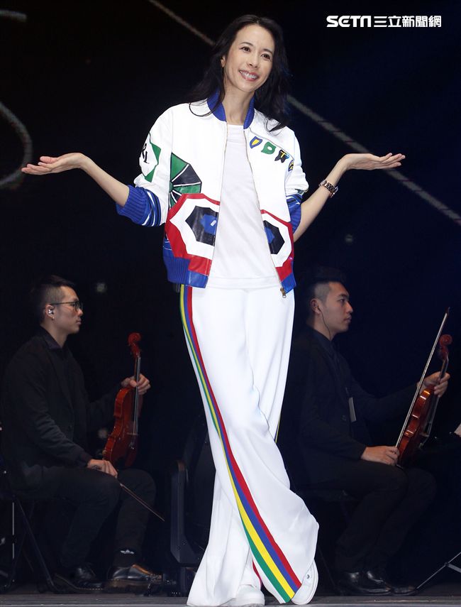 莫文蔚「hito流行音樂獎」表演彩排，這天正是Karen生日粉絲送上蛋糕及祝福，讓Karen度過難忘的生日。（記者邱榮吉/攝影） 