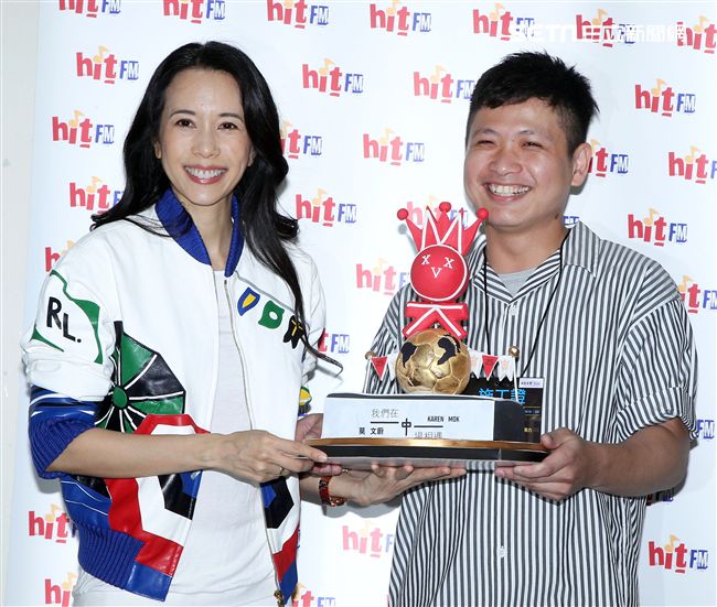 莫文蔚「hito流行音樂獎」表演彩排，這天正是Karen生日粉絲送上蛋糕及祝福，讓Karen度過難忘的生日。（記者邱榮吉/攝影） 