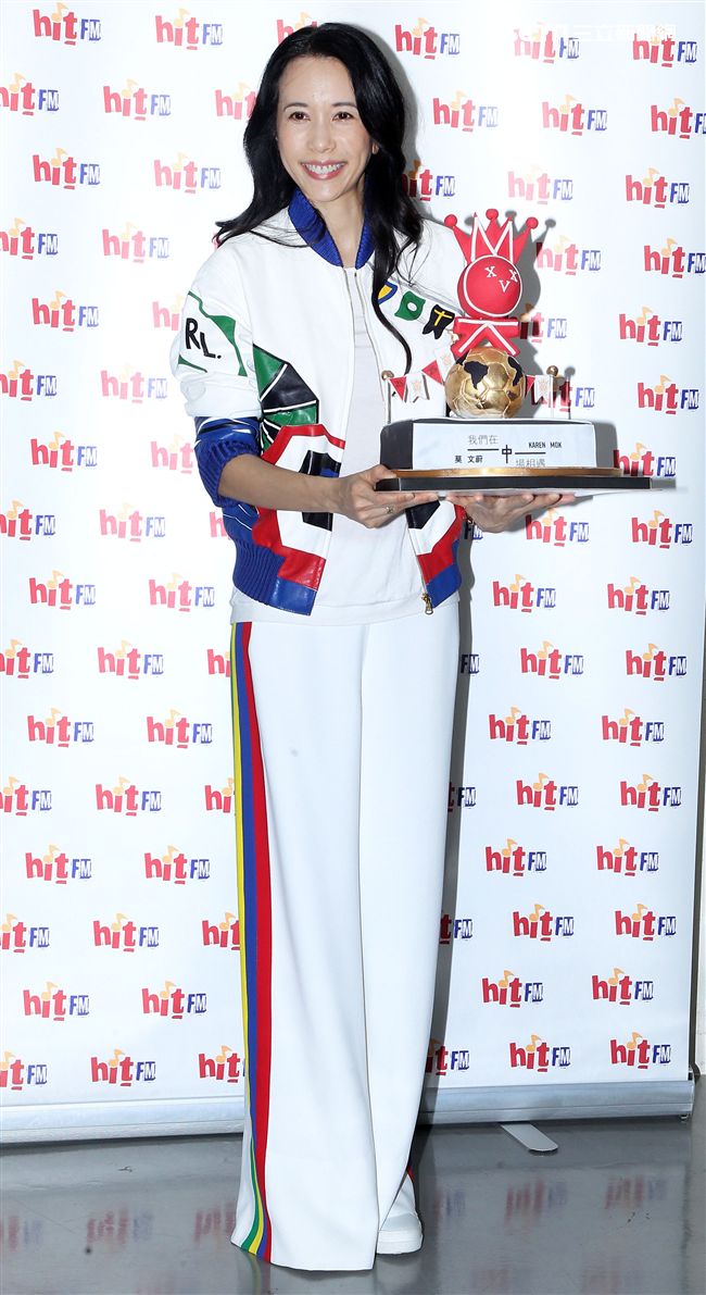 莫文蔚「hito流行音樂獎」表演彩排，這天正是Karen生日粉絲送上蛋糕及祝福，讓Karen度過難忘的生日。（記者邱榮吉/攝影） 