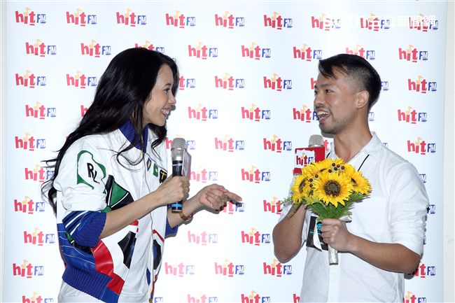 莫文蔚「hito流行音樂獎」表演彩排，這天正是Karen生日粉絲送上蛋糕及祝福，讓Karen度過難忘的生日。（記者邱榮吉/攝影） 