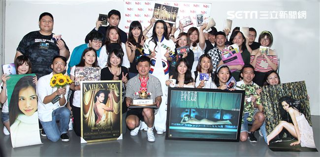 莫文蔚「hito流行音樂獎」表演彩排，這天正是Karen生日粉絲送上蛋糕及祝福，讓Karen度過難忘的生日。（記者邱榮吉/攝影） 