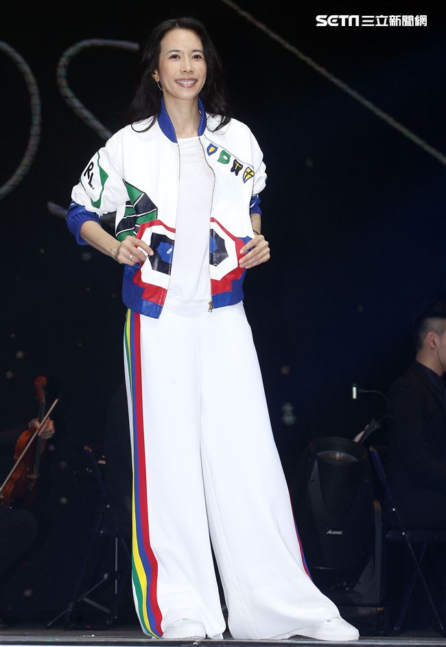 莫文蔚「hito流行音樂獎」表演彩排，這天正是Karen生日粉絲送上蛋糕及祝福，讓Karen度過難忘的生日。（記者邱榮吉/攝影） 