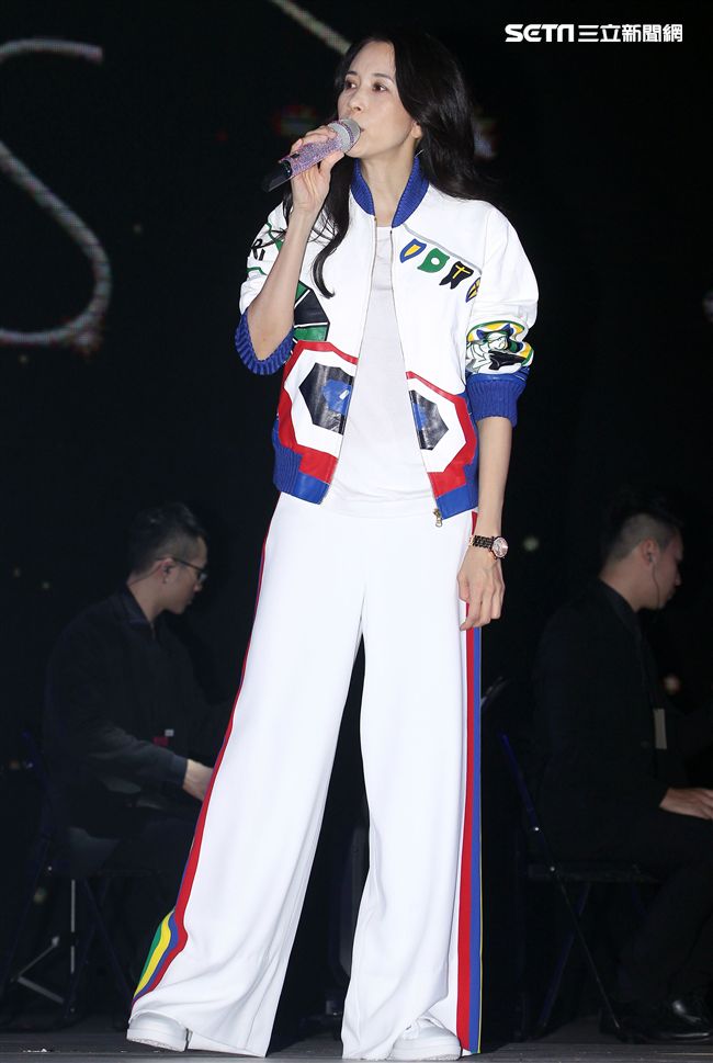 莫文蔚「hito流行音樂獎」表演彩排，這天正是Karen生日粉絲送上蛋糕及祝福，讓Karen度過難忘的生日。（記者邱榮吉/攝影） 