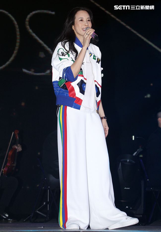 莫文蔚「hito流行音樂獎」表演彩排，這天正是Karen生日粉絲送上蛋糕及祝福，讓Karen度過難忘的生日。（記者邱榮吉/攝影） 