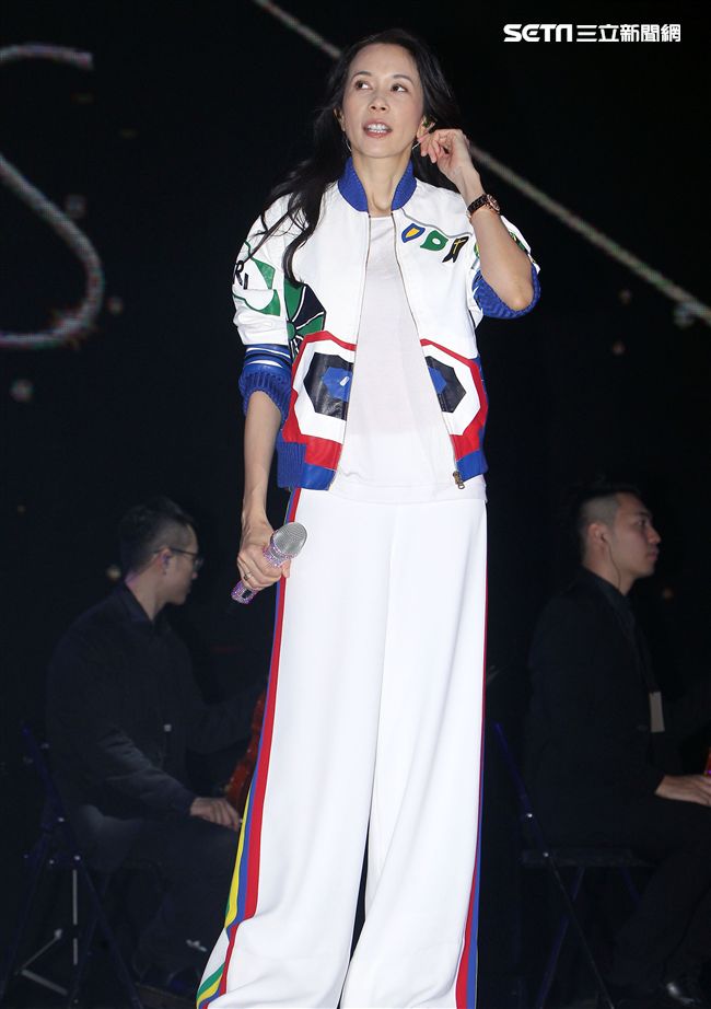 莫文蔚「hito流行音樂獎」表演彩排，這天正是Karen生日粉絲送上蛋糕及祝福，讓Karen度過難忘的生日。（記者邱榮吉/攝影） 