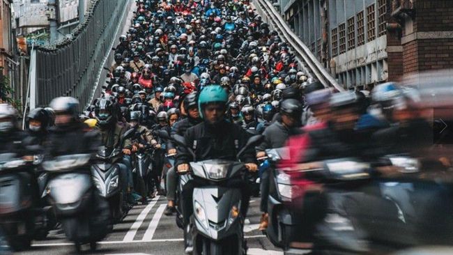 台北橋「機車瀑布」登精選！外媒驚嘆