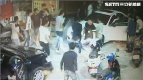 屏東潮州賓士駕駛因行車糾紛遭人圍毆砸車／翻攝畫面
