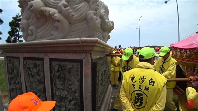 巡行賜福西濱通車　三媽鑾轎突撞石雕