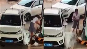 自助加油油槍失控！「氣油噴泉」狂灑　圖／翻攝自微博