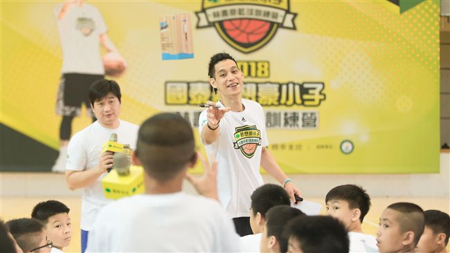 不只教籃球　林書豪成小球員心靈導師