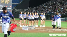 ▲Lamigo捕手劉時豪獲得單場MVP，遭到隊友水桶招呼。（圖／記者蕭保祥攝）