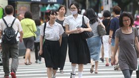 鋒面報到　台北氣溫轉涼中央氣象局預報員林定宜1日表示，受到鋒面影響，溫度下降明顯，新竹以北高溫僅攝氏27至29度，和前幾天37度以上高溫相比，溫差約10度。中央社記者吳家昇攝　107年6月1日