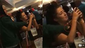 英國一名女子遭賣花婦人「摸奶行竊」。（圖／翻攝自dailymail）