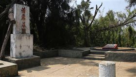 撲殺共軍水鬼　狗中尉茜露成戰鬥英雄（1）民國44年，戰鬥英雄靈犬「茜露中尉」在大膽島上以一擋三，撲殺2名、重創1名共軍水鬼，如今茜露的墓塚（圖）就在大膽島上，見證人犬在戰場上的情感。中央社記者游凱翔攝　107年6月3日